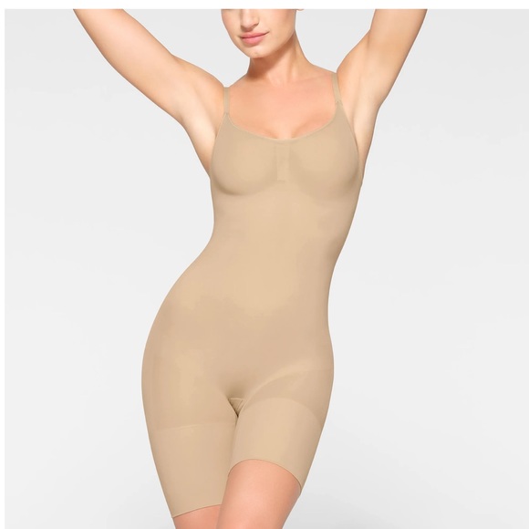 skims 
Shapewear Bodysuits
EVERYDAY SCULPT
MID THIGH BODYSUIT - Picture 1 of 8